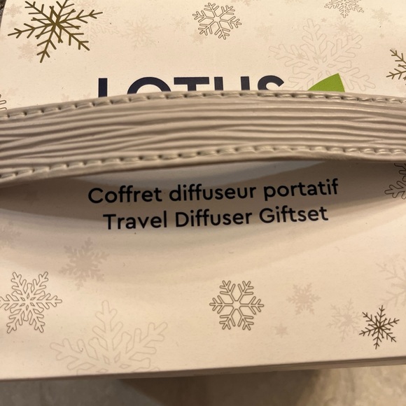 Travel Lotus Aroma essential oil diffuser with 2 oils - Picture 2 of 3